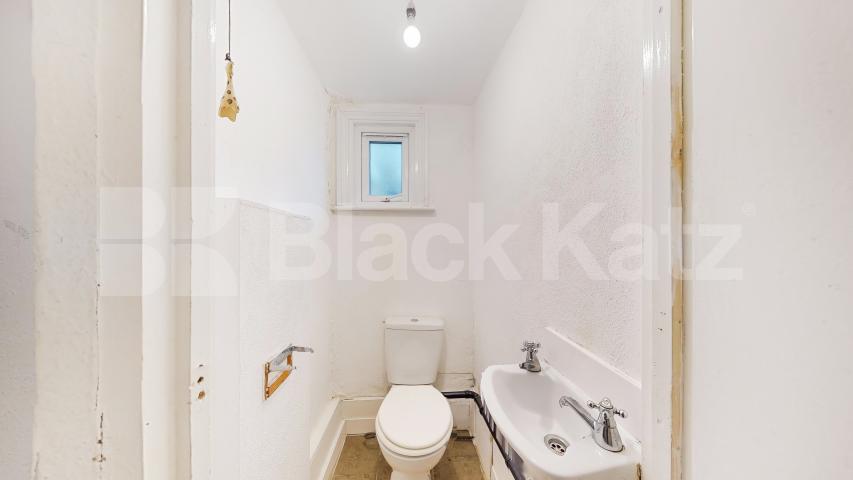 			4 Bedroom, 1 bath, 1 reception Flat			 Shepherds Bush Road, Hammersmith